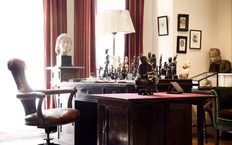 File:Freud's Desk in London.png
